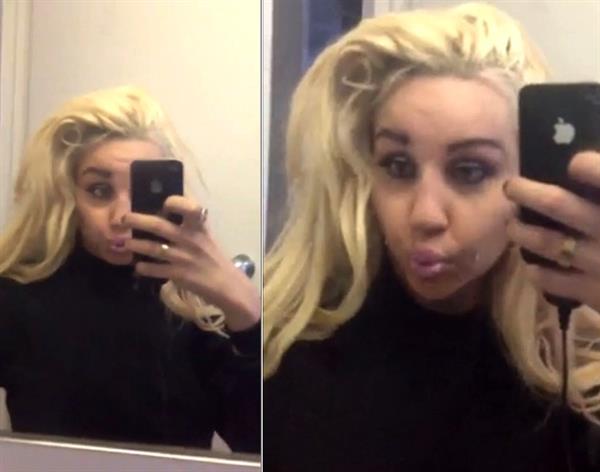 Amanda Bynes taking a selfie