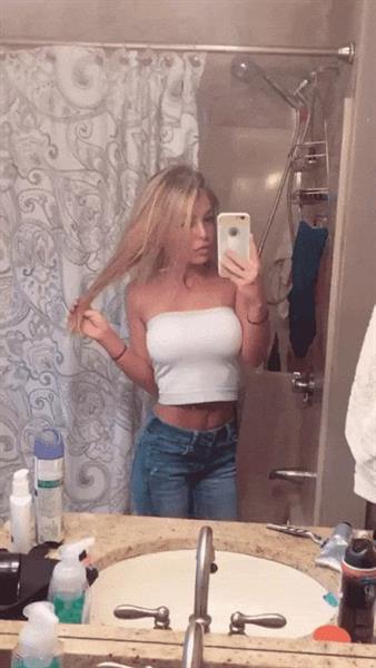 Emma Kotos taking a selfie