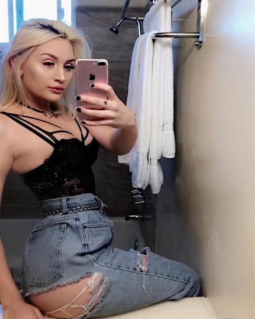 Karlee Rose taking a selfie