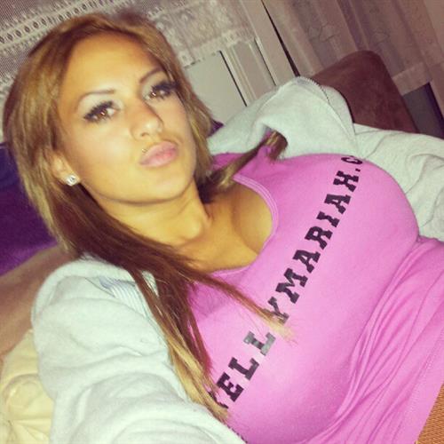 Shelly Mariah taking a selfie