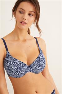 Nicola Cavanis in lingerie