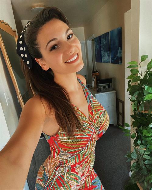 Alexia Raye taking a selfie