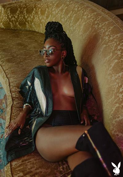 Sarissle Nude Ebony Model