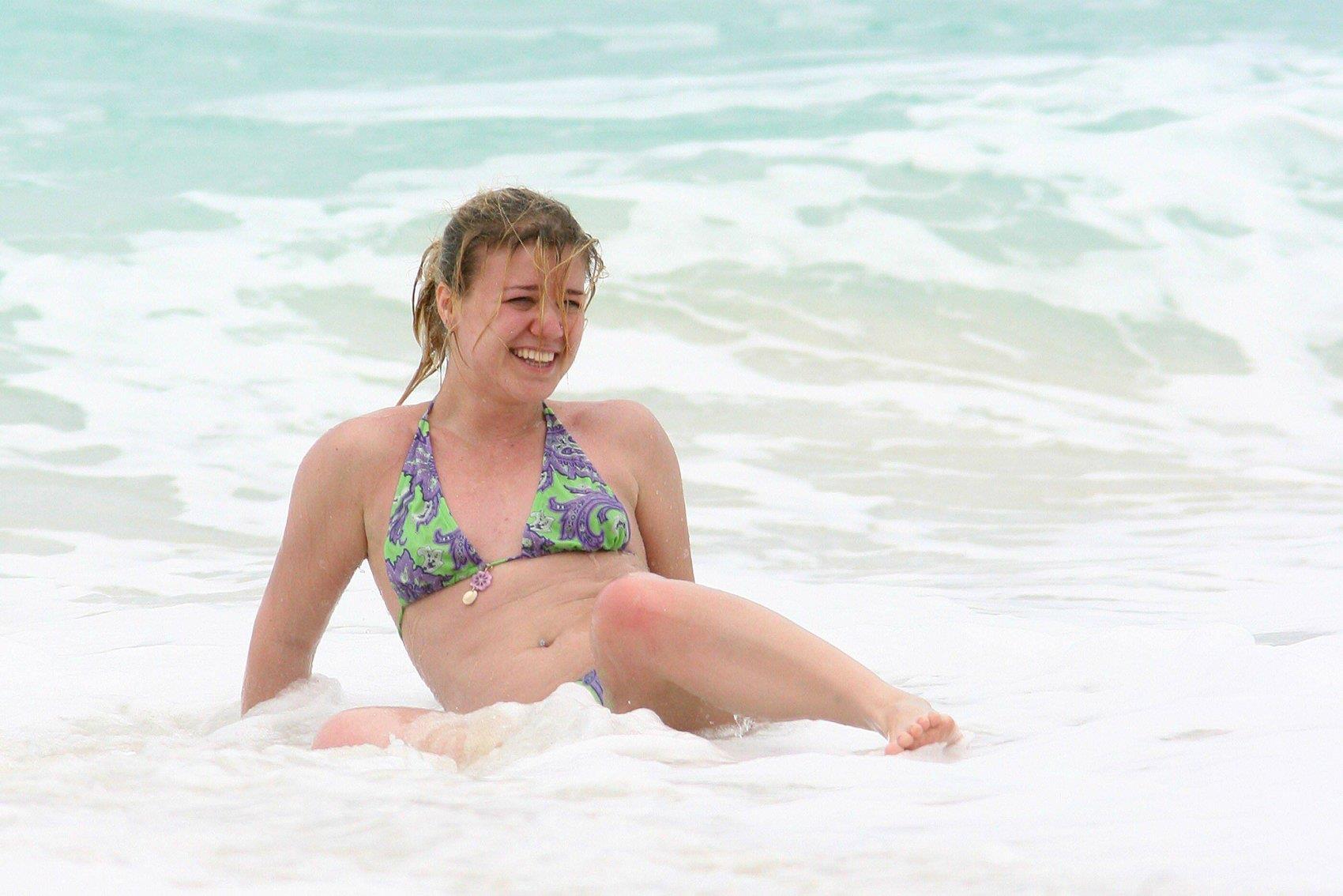 Kelly Clarkson in a bikini. 