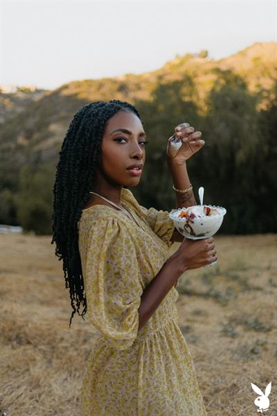 Sarissle Ebony Beauty