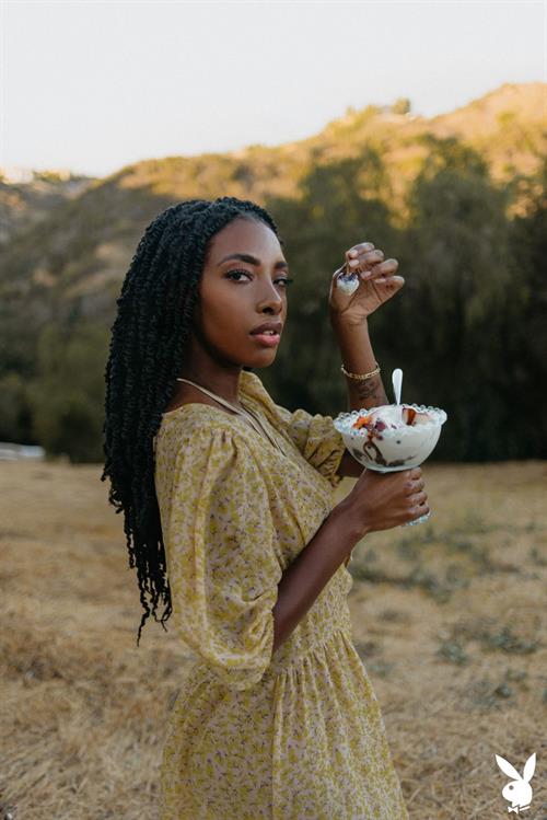 Sarissle Ebony Beauty