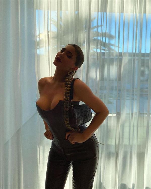 Kylie Jenner braless boobs showing nice cleavage with her big tits bent over in a sexy new outfit.