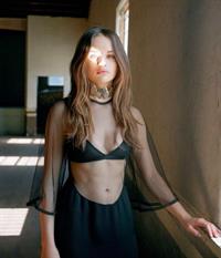 Joey King boobs showing nice cleavage with her tits in a sexy black bra under a completely see through top for instyle.