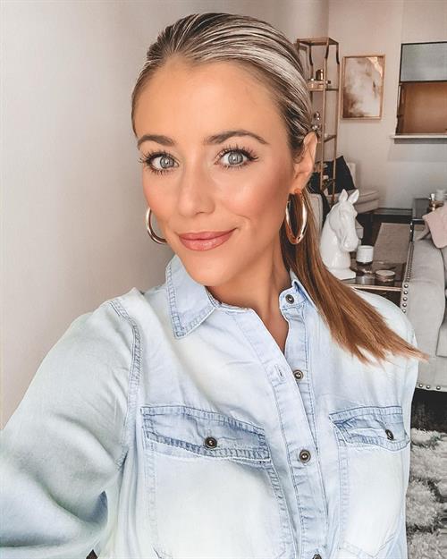 Social Media Influencer
Former TV news reporter