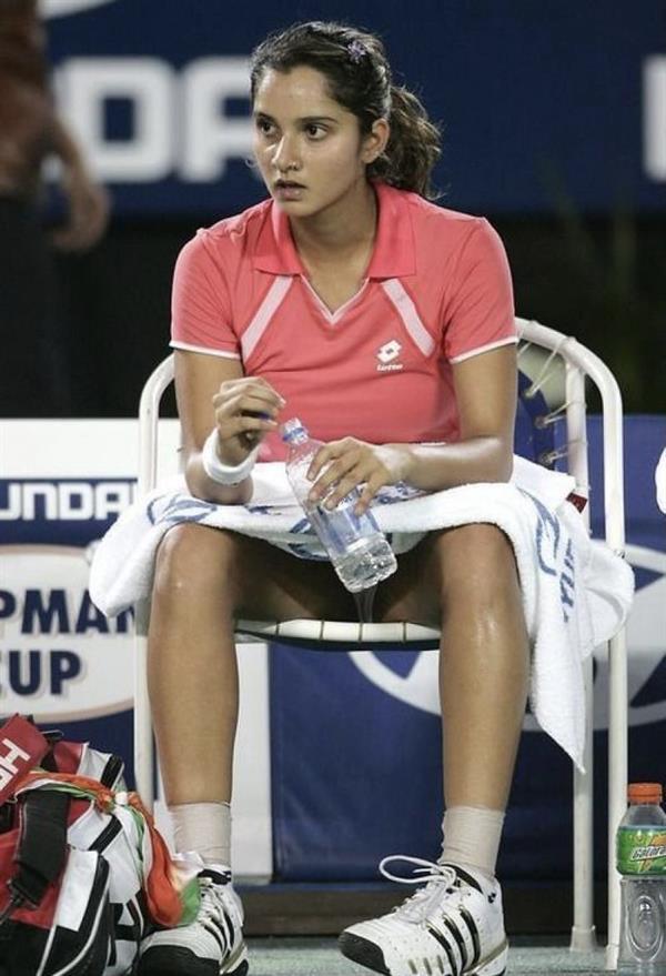 Sania Mirza Indian professional tennis player sexy upskirt photo collection while on the court.