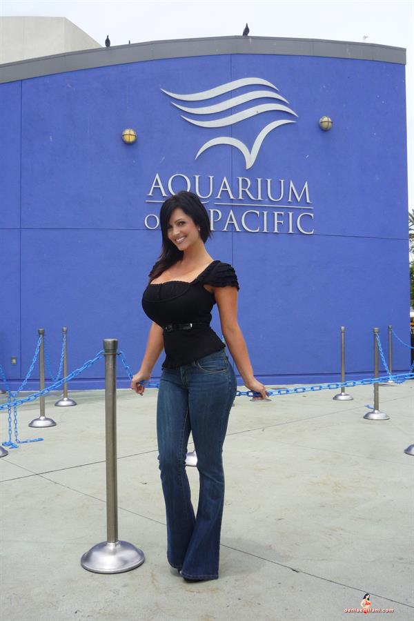 Denise Milani Snapshots - Aquarium