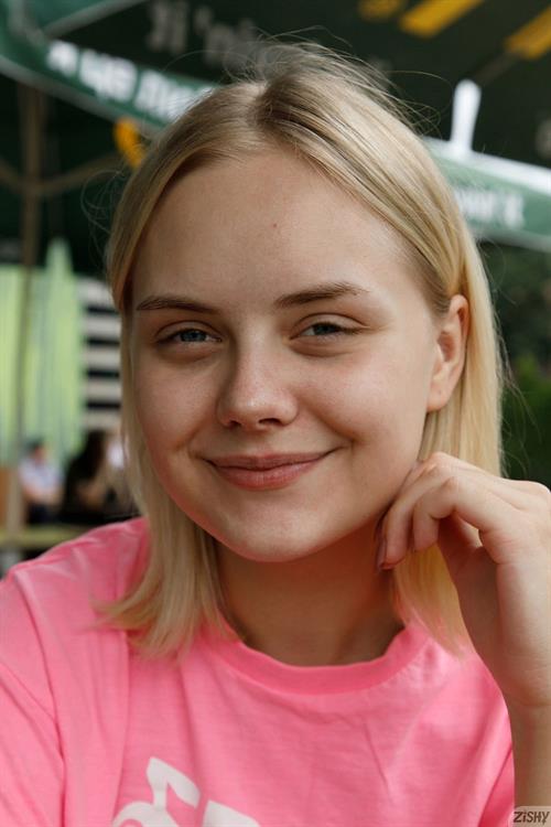 Emily Cutie Round Ass Blondie