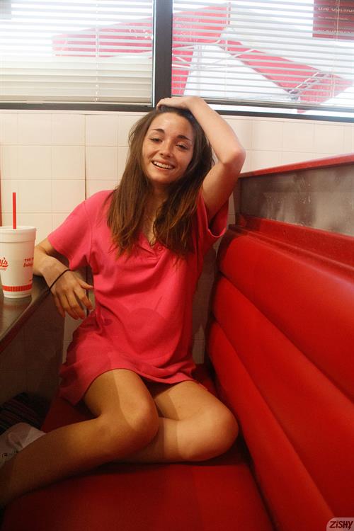 Hannah Tarley Pictures Hannah Tarley Teasing in a Diner