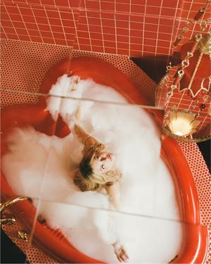Sydney Sweeney Pictures bubble bath