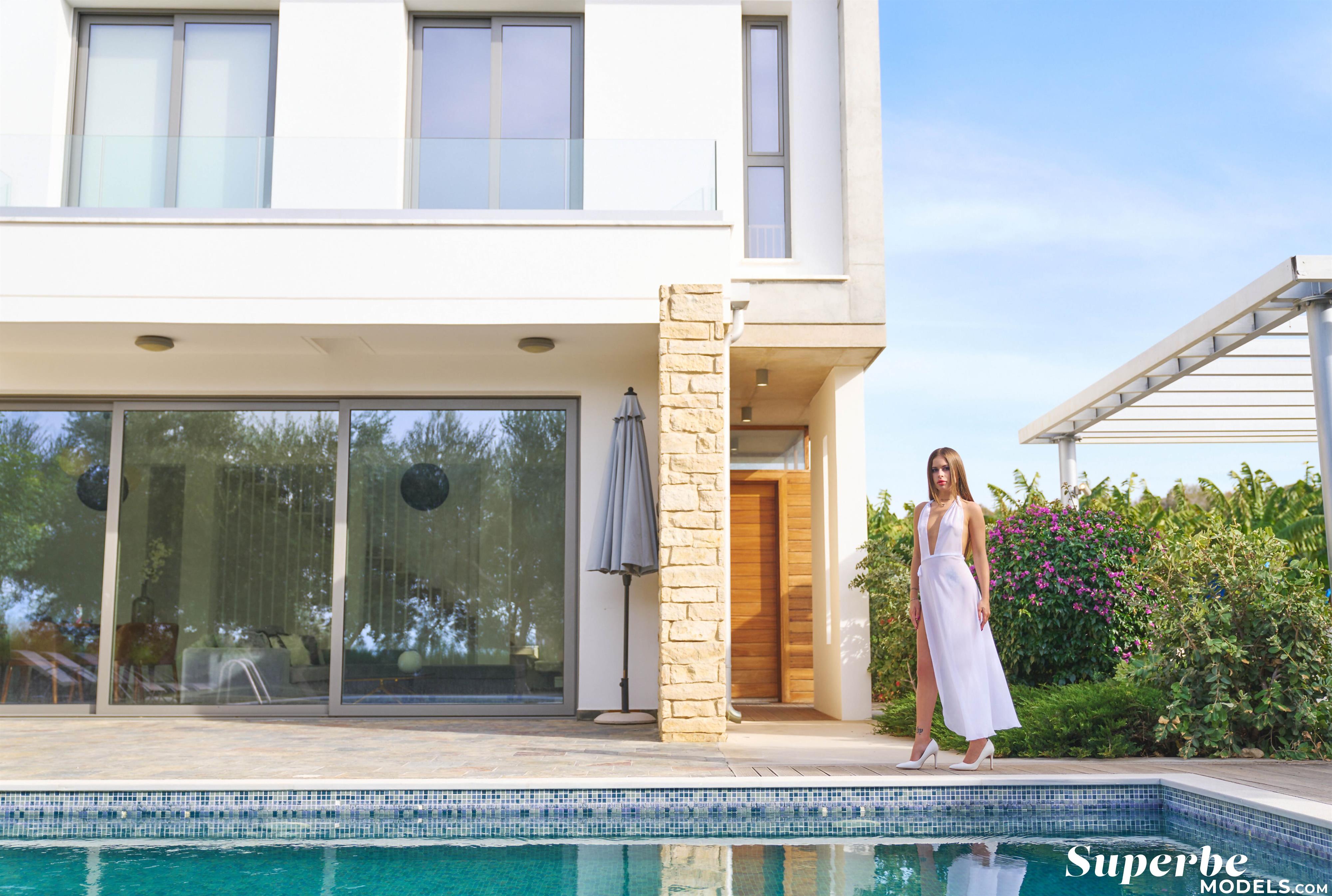 Nina Belucci Pictures Lady of the House with Nina Belucci