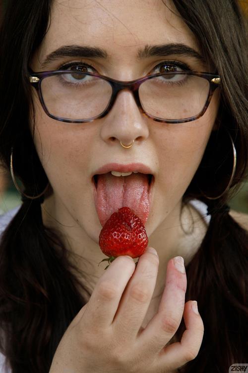 Ophelia Palentine Pictures Ophelia Palentine in Shorts