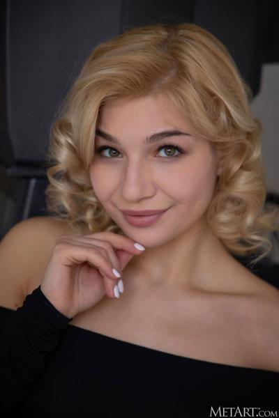 Amelia Dorn Shows Big Ass