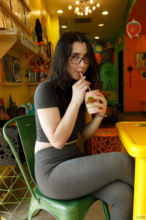 Ophelia Palantine in Leggings