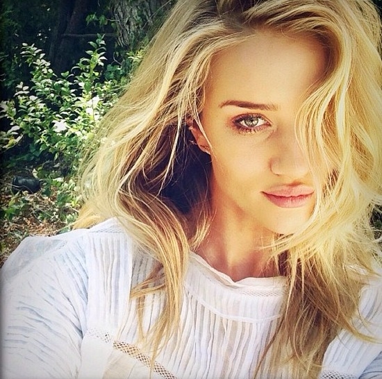 Rosie Huntington-Whiteley taking a selfie