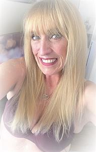 Lots of selfie pics of sexy ole me?