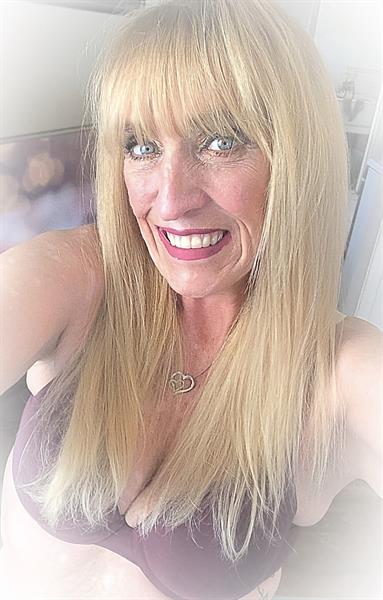 Lots of selfie pics of sexy ole me?