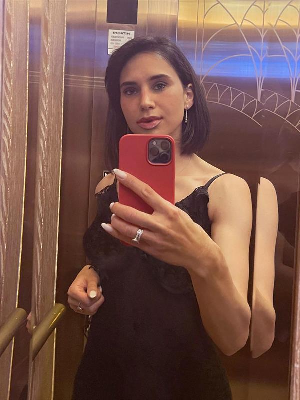 Hooker selphie in the mirror - 2