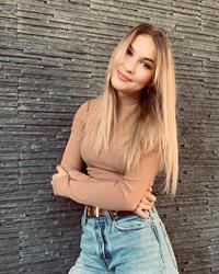 Lisa Mühleder being a beauty