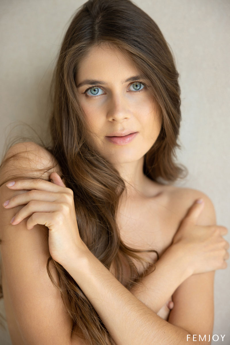 Luna Moonie Nude Brunette