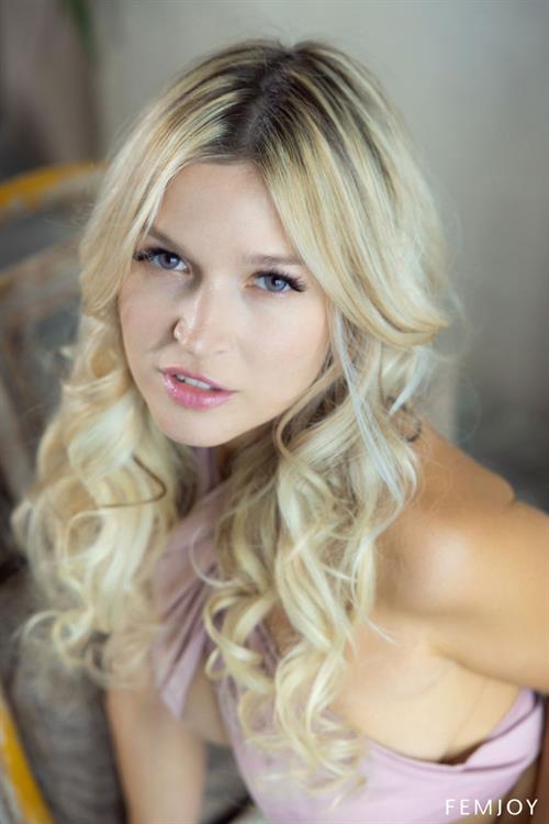 Jessica Blank Shows Nice Ass