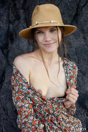 Polina Nude Pictures Polina Shows off her Cute Ass