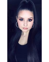 Hannah taking a selfie