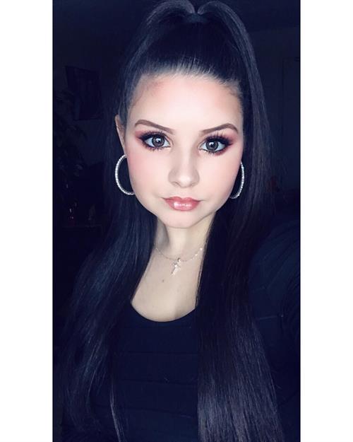 Hannah taking a selfie