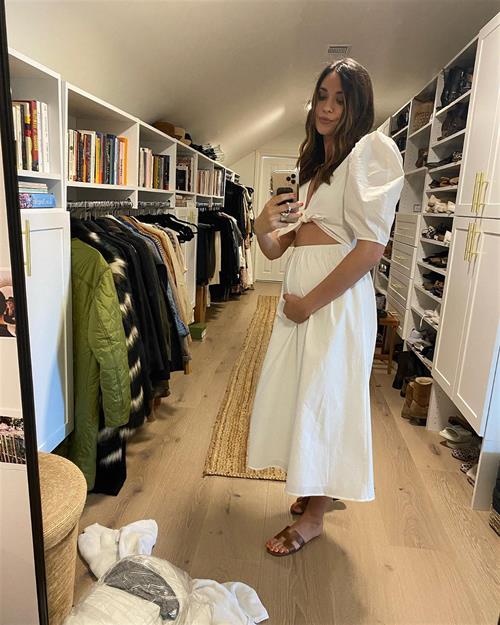 Odette Yustman taking a selfie