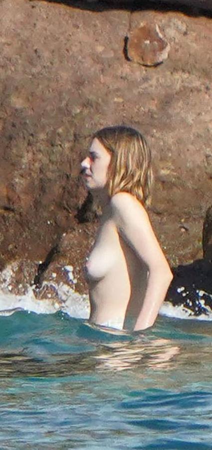 Maya Hawke - breasts