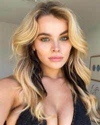 Jaedyn Alexandra Ball taking a selfie