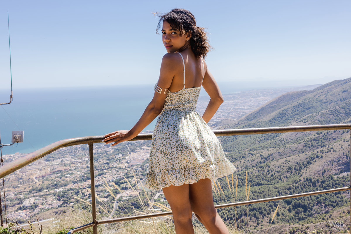 Abril: Alone After A Trip