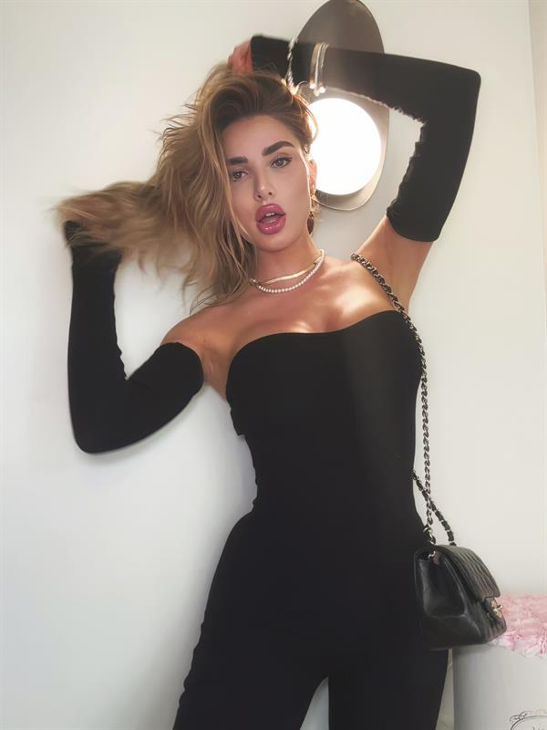 Porn star Kenzie Anne photo gallery