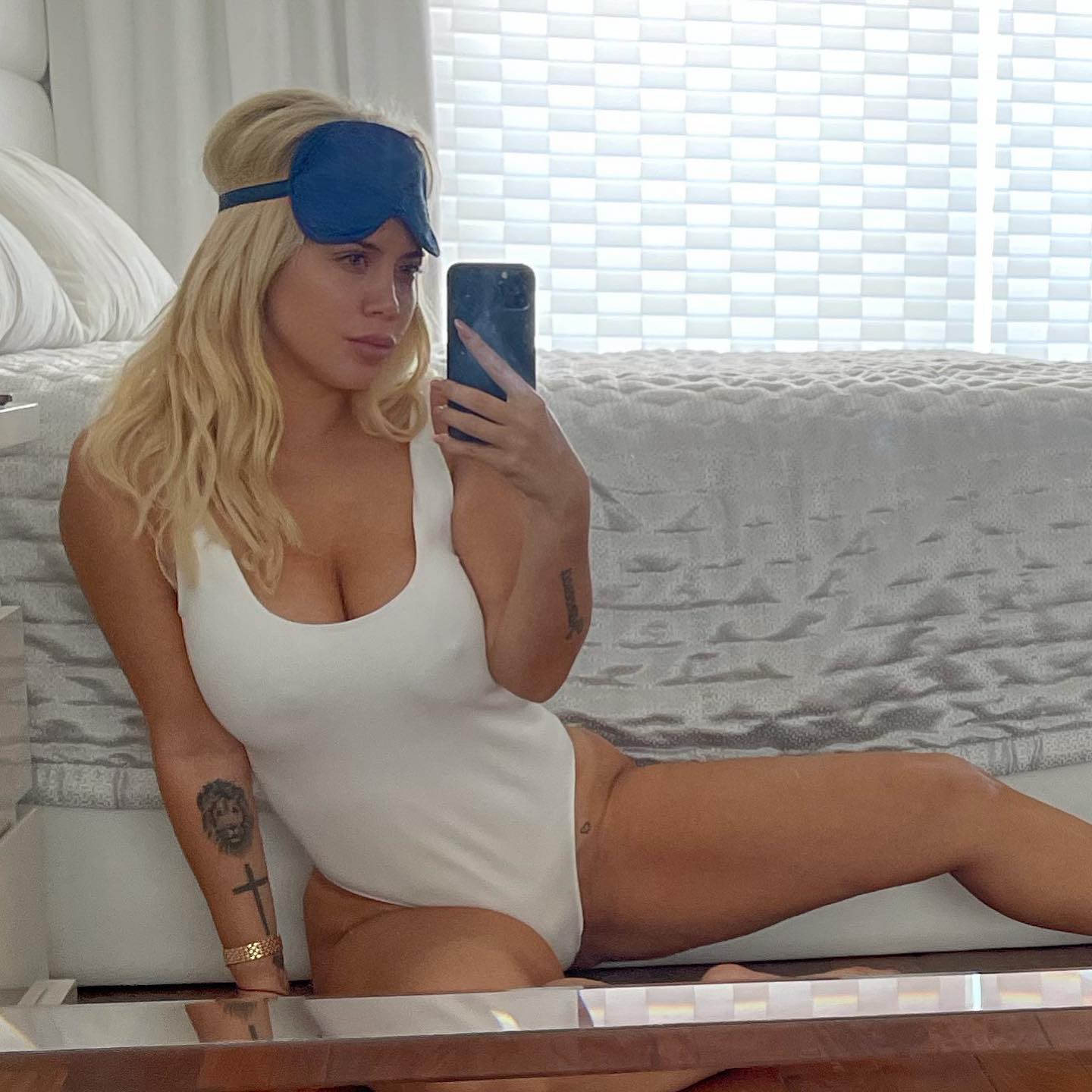 Wanda Nara taking a selfie