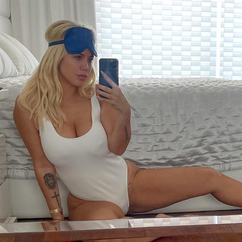 Wanda Nara taking a selfie