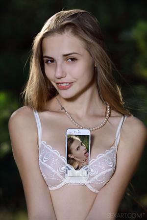 Elle Tan Nude Pictures Show & Tell