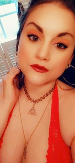 Luna Phoenix taking a selfie