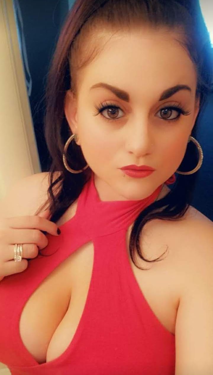 Luna Phoenix taking a selfie