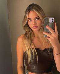 Sara Crumbleleg taking a selfie