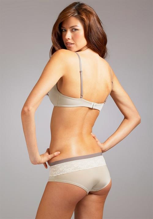 Aline Nakashima in lingerie