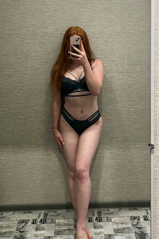 Leahsthetics in a bikini taking a selfie