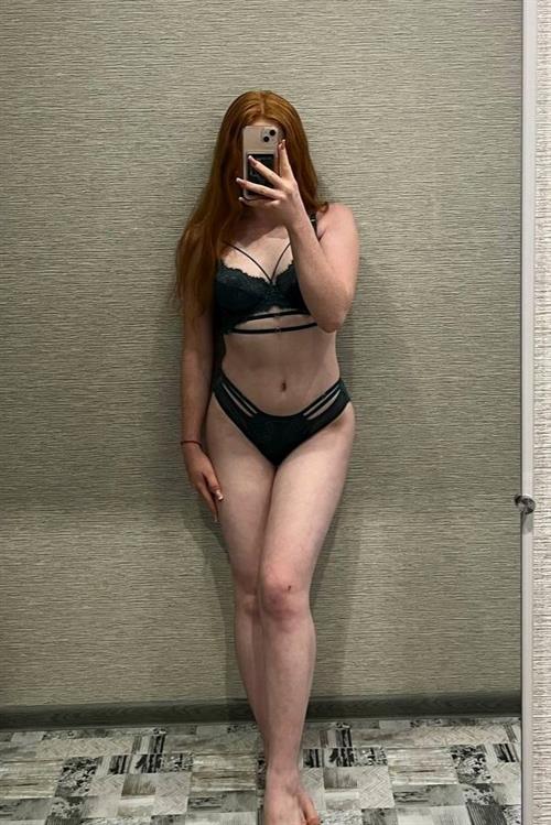 Leahsthetics in a bikini taking a selfie