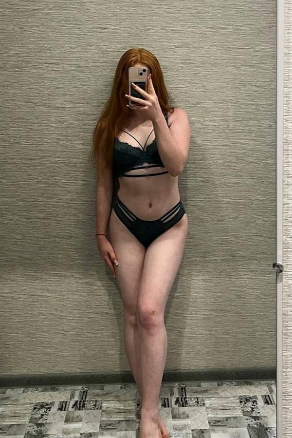 Leahsthetics in a bikini taking a selfie