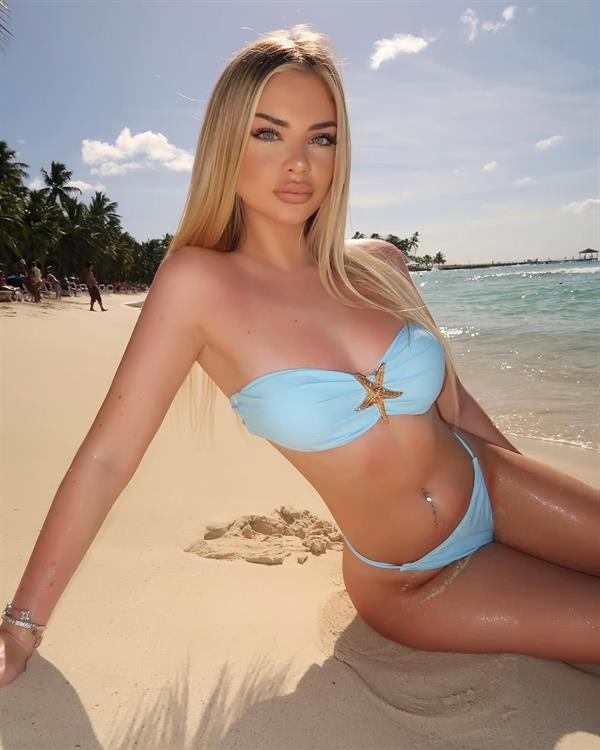 Lisa Bovolenta in a bikini