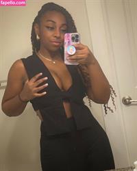 Jazzy Guns taking a selfie