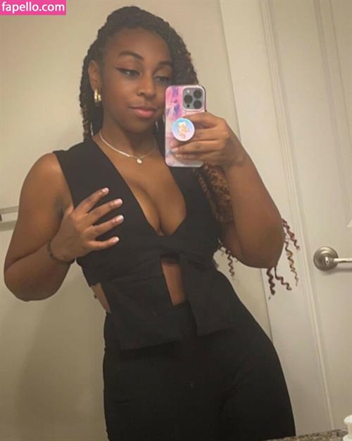 Jazzy Guns taking a selfie